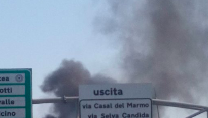 Roma Gra Autogru Prende Fuoco All Altezza Di Casal Del Marmo